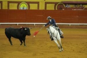 Andy Cartagena triunfa en la nocturna de rejones de Algeciras