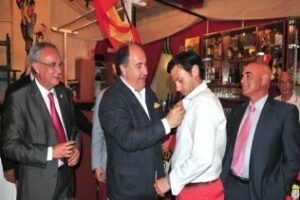 Rodríguez Ros recibe la insignia de oro de Los Curiales a los bomberos