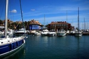 Un trabajador de Sotogrande encontrado muerto por arma de fuego