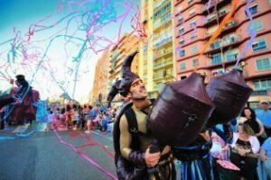 La cabalgata de feria llena de color y alegria las calles de Algeciras