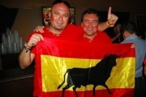 La victoria de España llena las casetas de ambiente y de los colores de la roja