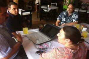 Los vecinos de San Bernabé se reúnen con la edil de Participación