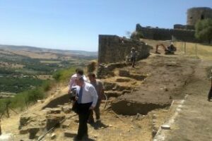 Javier de Torre comprueba las obras de rehabilitación del Castillo de Jimena