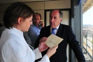 Cortés recibe una lista de actuaciones pendientes de la Junta en Algeciras