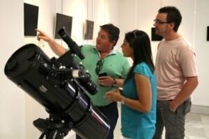 Juventud organiza una observación lunar urbana en la Plaza Verboom