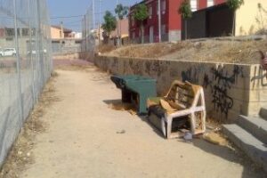 IU denuncia el lamentable estado de las pistas deportivas del Acebuchal