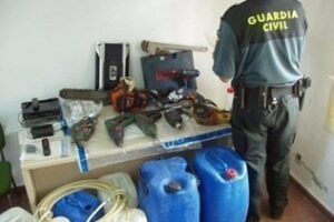 La Guardia Civil detiene a cinco personas robando gasoil de un camión