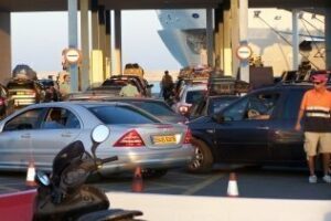 Detenido por llevar oculto a un inmigrante en el maletero del coche