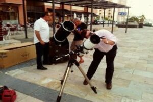 Decenas de personas se citan en la Plaza Verboom para observar la luna