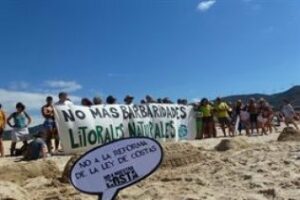 Ecologistas protestan en las playas andaluzas por la nueva Ley de Costas