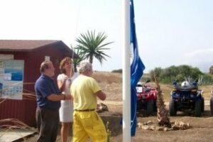 Gemma Araújo iza la bandera azul en la playa linense de Sobrevela