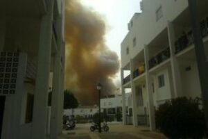 El fuego de Miraflores obliga a desalojar varias viviendas cercanas