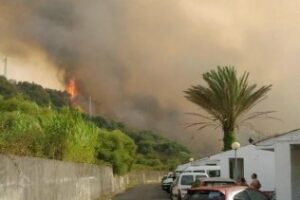 Regresan los 500 vecinos desalojados en San Roque por el incendio