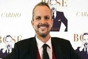 Miguel Bosé lleva este sábado el 'Papitwo' a la plaza de toros de Algeciras