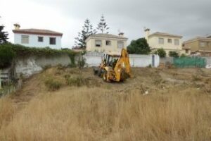 El Ayuntamiento limpia la parcela del incendio del Rinconcillo