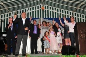 Los vecinos del Acebuchal celebran con éxito su velada popular