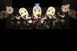 Algeciras celebra con éxito la Noche Carnavalesca en el parque María Cristina