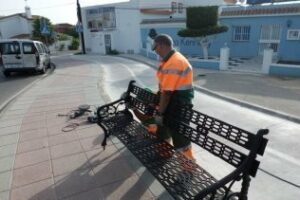 Parques y Jardines coloca bancos en un tramo de la avenida Carlos Cano