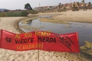 Agaden denuncia vertidos de aguas residuales en la playa de Getares
