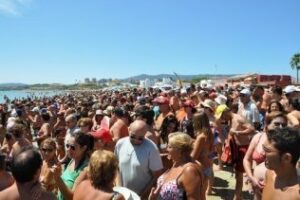 Miles de personas se citan en El Rinconcillo en el día de la romería marítima