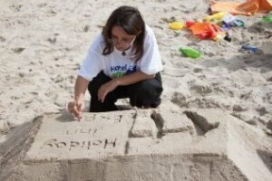 Un concurso de figuras de arena ameniza la mañana del sábado en Palmones