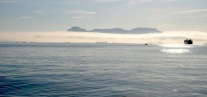 Pocos pescadores españoles salen a faenar cerca de Gibraltar por la niebla