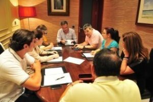 Gobierno y oposición acuerdan trabajar en conjunto para solucionar el tema de los colectores