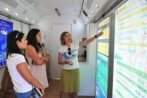 El bus del reciclaje visita Algeciras: hoy Getares y mañana El Rinconcillo