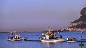 Los pescadores siguen faenando sin incidentes en la Bahía un día más