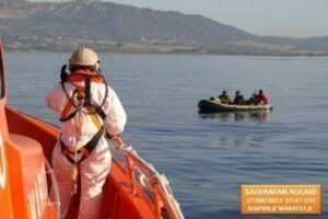 Salvamento Marítimo rescata a 8 inmigrantes a bordo de una patera en aguas del Estrecho
