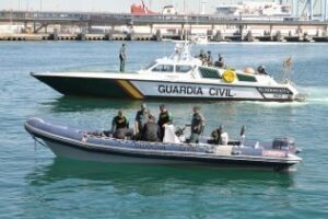 Recuperan tras una persecución 640 kgrs de hachís del mar