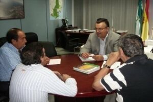 Unión Taurina algecireña entrega al Subdelegado la memoria de la temporada