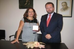 La escritora algecireña Nuria Ruiz recibe la Medalla de San Isidoro