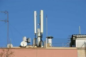 Vecinos de San Isidro se preocupan por los riesgos de las antenas de telefonía