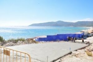 El Ayuntamiento acondiciona el carril de acceso a Los Delfines