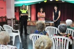 Los mayores del Centro de Día 1 reciben una charla sobre seguridad vial