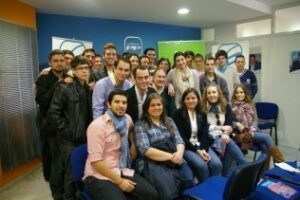 El alcalde recibe la ropa de abrigo donada por El Corte Inglés