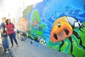 El arte del graffiti" decora el muro del colegio General Castaños