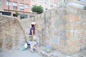 El Ayuntamiento limpia las pintadas de las Murallas Medievales