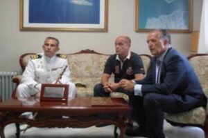 El Tarifa P-64 llega a puerto y su comandante visita el Ayuntamiento