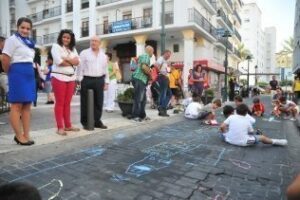 Los niños pintan con tiza cómo sería una ciudad sin coches