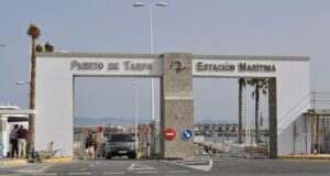 Cerrado el puerto de Tarifa a causa del viento que sopla en el Estrecho e incidencias en Algeciras