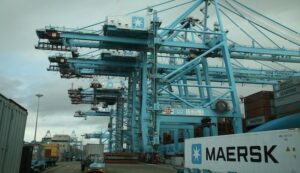 Bomberos realizan un rescate en altura por la colisión de dos grúas