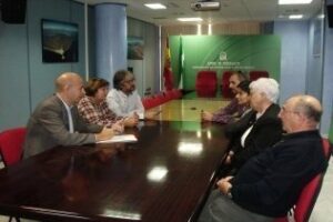 Alcántara se reúne con la Asociación de Familiares de Enfermos de Alzheimer