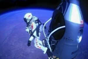 Baumgartner rompe la velocidad del sonido en la caída libre de mayor altura