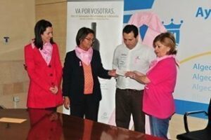 La Asociación contra el Cáncer recibe la recaudación de venta del vino solidario Lola"