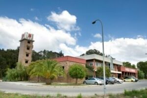 Los bomberos entran, despiertan y sacan de un incendio a una familia en Los Barrios