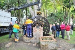 Reponen la noria de los baños meneríes del Parque María Cristina