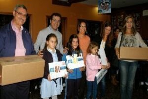 Los ganadores del concurso escolar de dibujo de Tosantos reciben sus premios