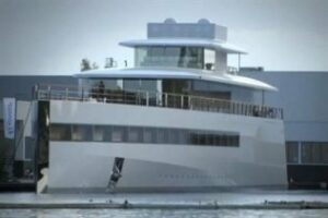Steve Jobs encargó un yate de lujo "muy Apple"